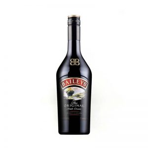 Botella de crema de whisky, marca Baileys en un fondo blanco
